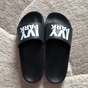 Black IVY PARK sandales